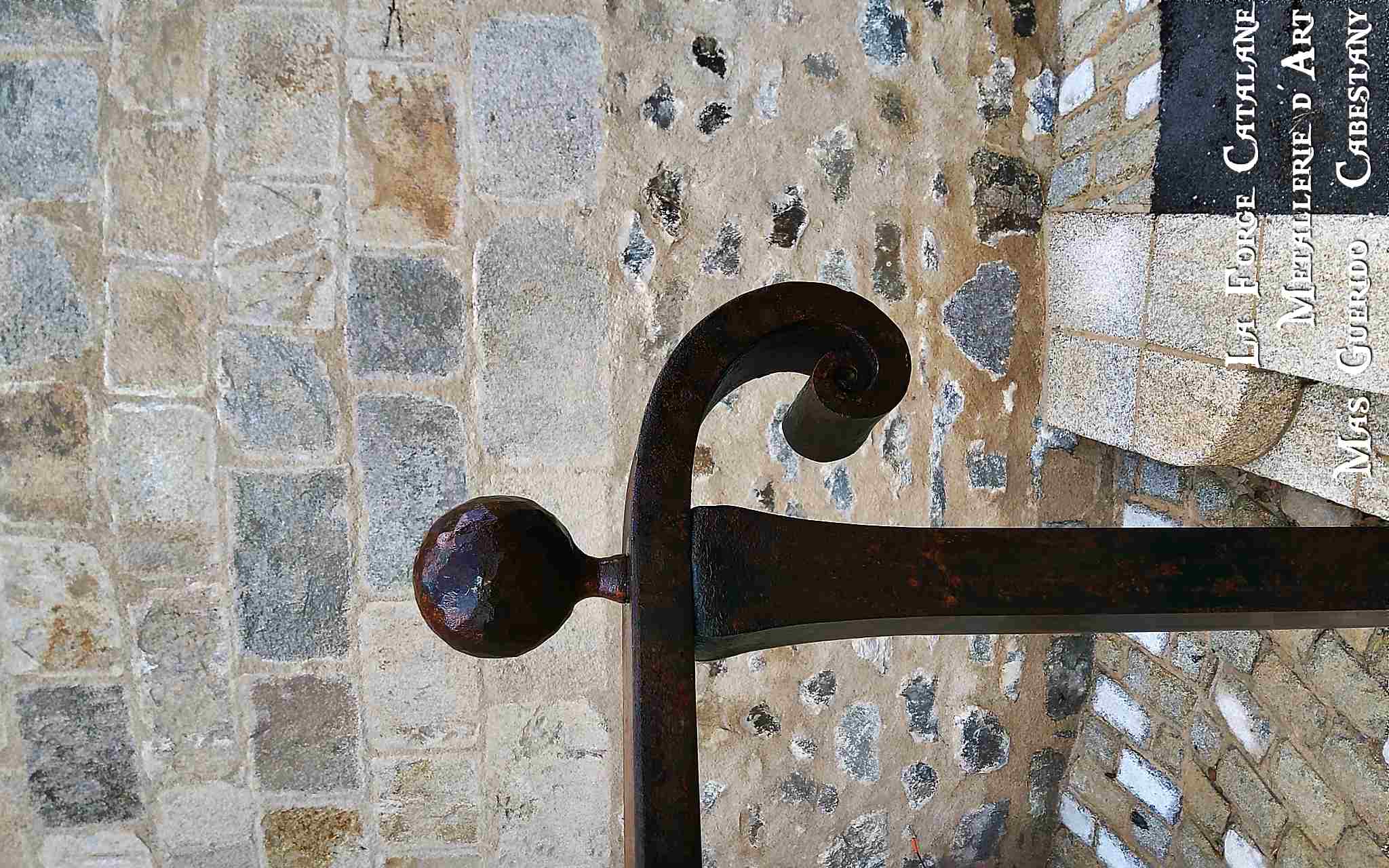 poteau de depart garde corps ouvragé avec crosse forge et boule de finition forge catalane.jpg